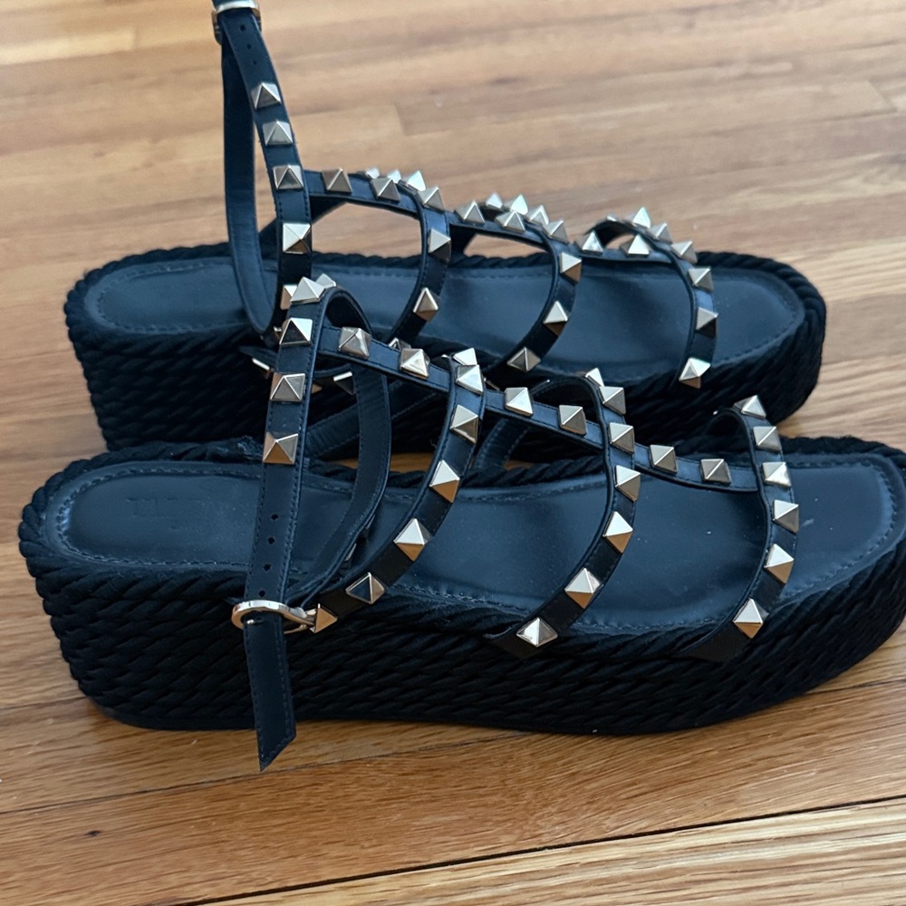 Valentino Garavani Black Sandals with gold Studs - Picture 2 of 6